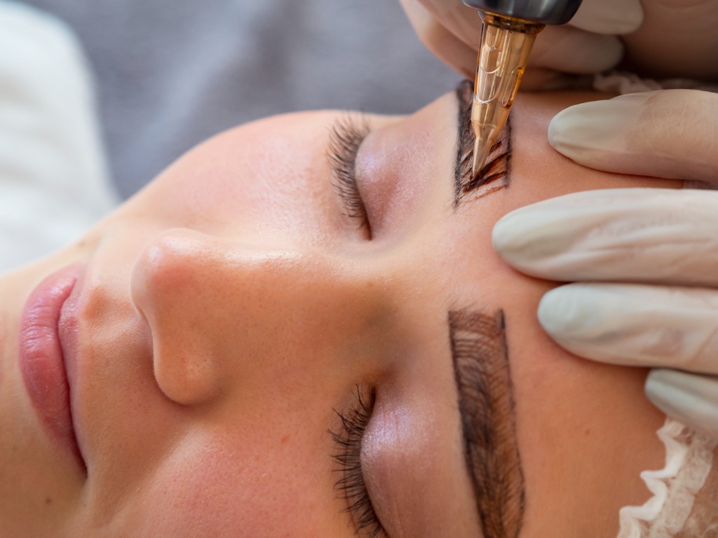 Procedimiento de microblading de cejas en Browsland